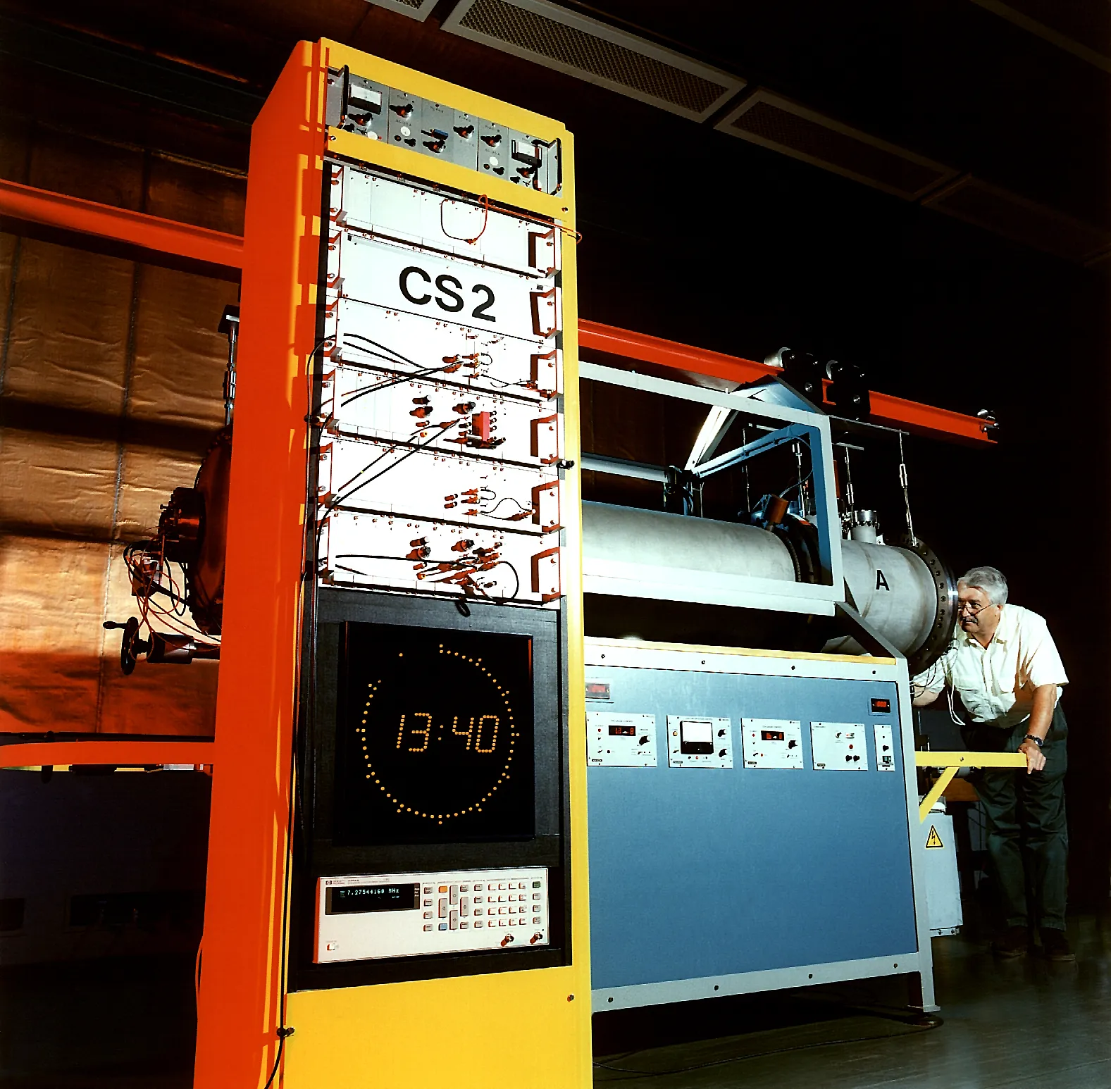 Die primäre Atomuhr CS2 an der Physikalisch Technischen Bundesanstalt Braunschweig
